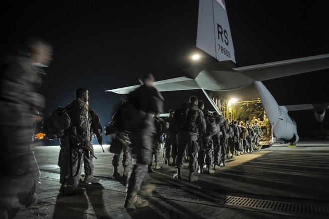 Ngoài ra, C-130 có thể chở theo 92 binh lính hoặc 64 lính dù trong nhiệm vụ đổ quân bằng không vận.