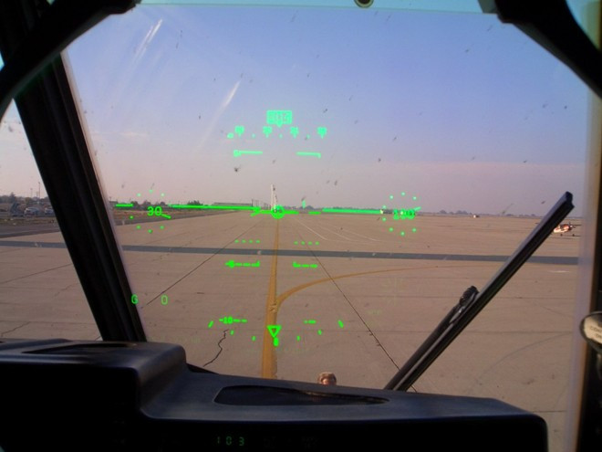 Nét mới trên C-130J là máy bay được trang bị màn hình hiển thị HUD cho phép phi công vận hành máy bay dễ dàng hơn. Phiên bản mới có phạm vi hoạt động tăng 40%, tốc độ tăng 20% và quãng đường cất cánh giảm 41% so với bản gốc.