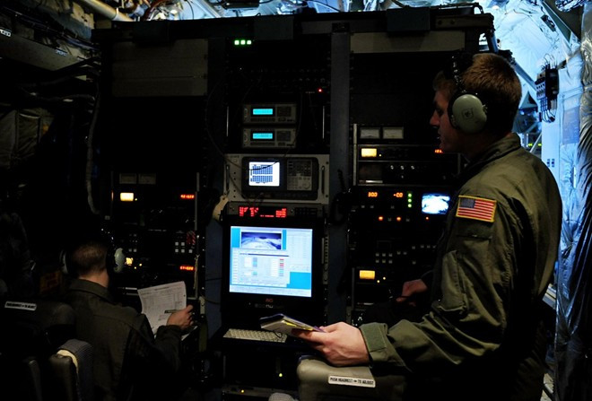 EC-130 là phiên bản chuyên dùng cho nhiệm vụ tác chiến điện tử, chiến tranh thông tin hoặc các hoạt động chiến tranh tâm lý như: rải truyền đơn, tuyên truyền bằng loa..