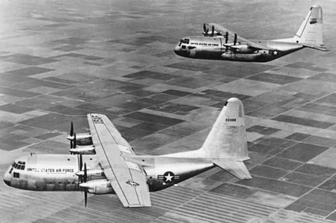 Theo Business Insider, C-130 Hercules thực hiện chuyến bay đầu tiên vào ngày 23/8/1954. Nó được phát triển để đáp ứng nhu cầu không vận sau chiến tranh Triều Tiên.
