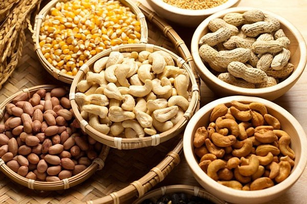 Ngũ cốc nguyên hạt: tốt cho tiêu hóa và làm giảm cholesterol. Ngũ cốc cũng chứa sắt làm tăng Hb.