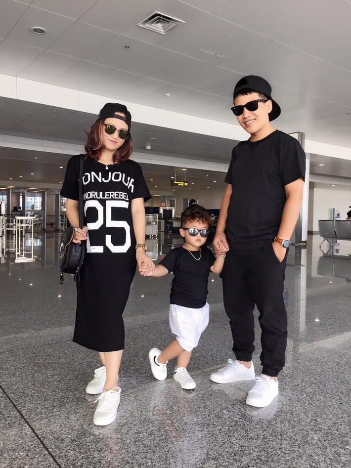 Thời trang sân bay của cả gia đình khiến người qua lại khó rời mắt