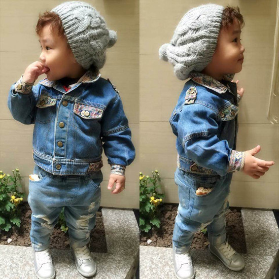 Cừu có thân hình mũm mĩm, mái tóc xoăn vàng và hai má lúm đồng tiền. Vẻ ngoài đáng yêu khiến mọi người đặt cho bé biệt danh Cừu bánh bao. Cừu được mẹ cho làm người mẫu từ khi lúc 9 tháng tuổi và kiểu đầu "xoăn mì tôm" được làm điệu cho từ khi "chàng" 16 tháng tuổi.