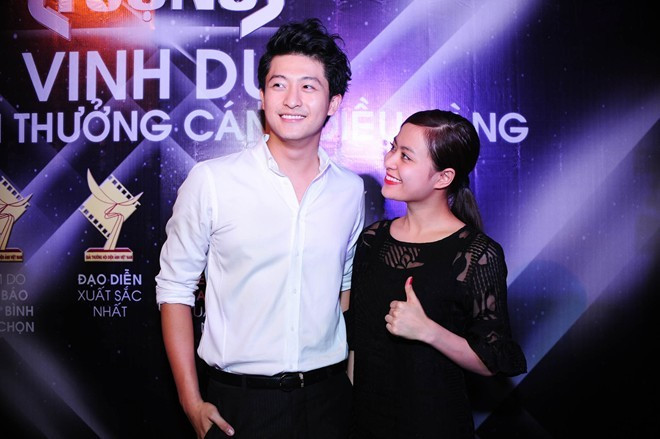 Hoàng Thùy Linh - Harry Lu: Giọng ca "Rơi" chính thức quen hot boy mang hai dòng máu Việt - Đài khi cùng tham gia phim Thần tượng của đạo diễn Quang Huy. Không chỉ ngọt ngào khi nhập vai mà trong suốt khoảng thời gian quảng bá bộ phim, hai người luôn dành cho nhau những cử chỉ quan tâm, chăm sóc tình tứ. Ảnh: Thành Luân.