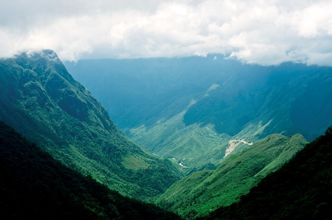 Chênh vênh Hoàng Liên Sơn: Dãy núi này dài 180 km, rộng khoảng 30 km, trải qua ba tỉnh Lai Châu, Lào Cai và Yên Bái. Đây được xem là một trong những vùng đất khắc nghiệt nhất nước ta. Tuy nhiên, với du khách, trải nghiệm lý thú khi chinh phục đèo Ô Quy Hồ, cảm giác vượt qua bản thân khi chinh phục thành công đỉnh Fansipan. Cái giá lạnh của thời tiết lại có sức hút đến mức nếu nghe bạn bè kể lại, bạn sẽ ao ước được đặt chân đến. Ảnh: Mạc Kỳ Như.