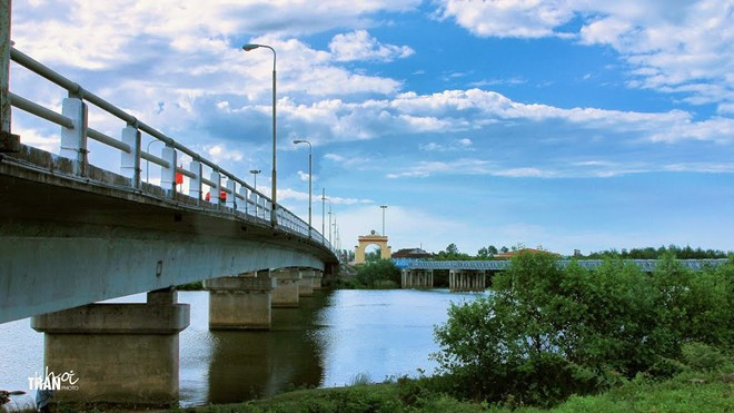Vùng đất lửa Quảng Trị: Từng là vùng đất hứng chịu bom đạn khốc liệt trong kháng chiến nên dù đã được chủ tâm xây dựng, phát triển, đến Quảng Trị, chúng ta vẫn cảm nhận được những vết hằn chưa thể xóa mờ. Bên cạnh những tàn tích của cuộc chiến, một trong những vùng đất khắc nghiệt nhất Việt Nam này cũng có hàng loạt danh lam, thắng cảnh để bạn chiêm ngưỡng, khám phá, như cầu Hiền Lương, sông Bến Hải, biển Mỹ Thủy, biển Cửa Việt, hang động Brai, thành cổ Quảng Trị.... Ảnh: Trần Khôi.