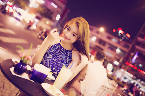 Tin đồn lắng xuống, Elly Trần lại xuất hiện với vẻ đẹp rạng ngời giữa phố Sài Gòn.