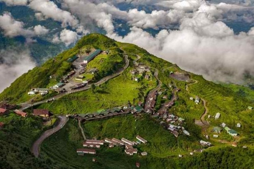 Làng Zuluk, Sikkim, Ấn Độ nằm cách biên giới Trung Quốc chỉ vài cây số sẽ là điểm đến tuyệt vời cho du khách. Khu rừng hoang sơ, hệ động thực vật phong phú, những con đường ngoằn ngoèo men theo triền núi tạo nên khung cảnh ấn tượng. Làng không có nhà nghỉ cho du khách nhưng bạn có thể ở nhà của người dân và được họ đón tiếp nồng hậu.
