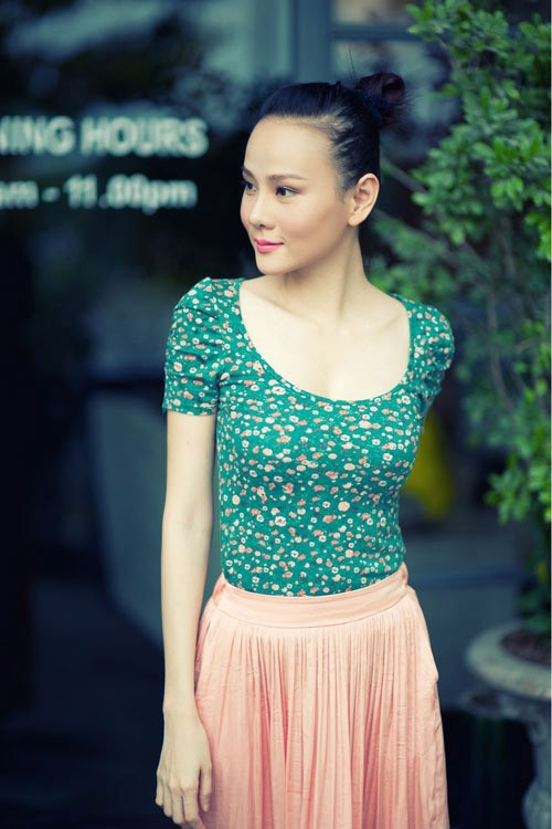5. Tóc búi cao: Thủ thuật không chỉ dừng lại với quần áo, khi bạn chọn một bộ cánh phù hợp, đừng quên bỏ qua kiểu tóc. Mẫu tóc búi cao sẽ giúp tạo cảm giác cao ráo và ăn gian chiều cao giúp bạn như Dương Yến Ngọc.