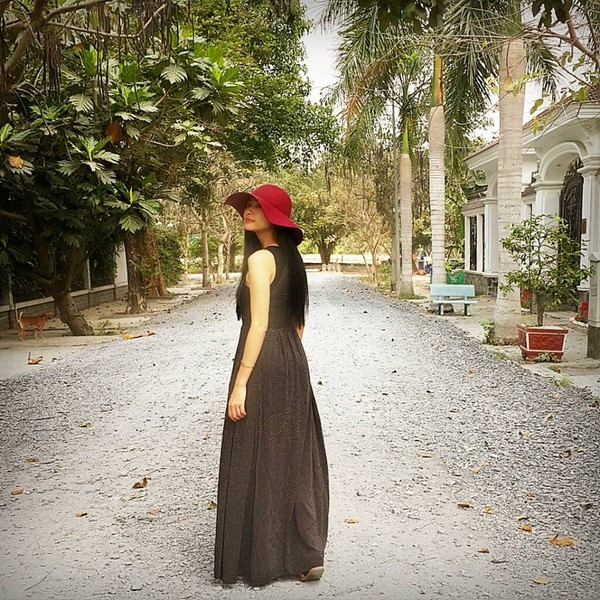 2. Váy maxi: Tương tự như quần ống loe, váy maxi không hề làm lùn người như bạn vẫn nghĩ. Bạn có thể học cách của Ngô Thanh Vân, hãy chọn váy thật dài và đi một đôi giày cao tùy thích, lưu ý cố gắng không để váy lộ đôi giày của bạn.
