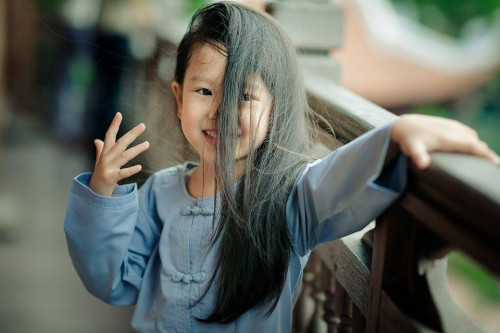 Bản thân cháu và gia đình đều đã quy y cửa Phật. Nhân dịp chuẩn bị đến lễ Vu Lan báo hiếu nên muốn cho cháu ghi lại những hình ảnh đẹp và thuần khiết của một Phật tử nhỏ tuổi để tặng ông”.