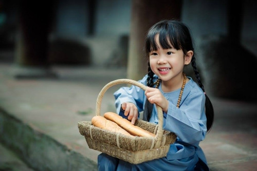 Theo lời mẹ của bé thì cô bé cũng rất thích màu hồng, là con út nhưng nhiều khi cô bé ra dáng như chị cả. Cô bé cũng rất hòa đồng và thân thiện.