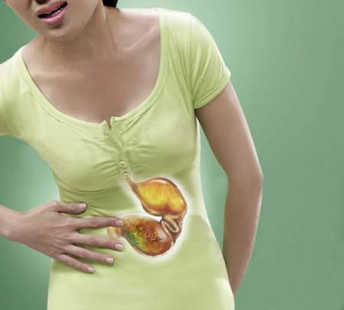 Người bị dạ dày. Ăn đu đủ chín thường xuyên sẽ kích thích hệ tiêu hóa, giảm bớt các triệu chứng khó tiêu, táo bón. Tuy nhiên, Ăn quá nhiều đu đủ sẽ làm đảo lộn hệ tiêu hóa của bạn, có thể gây ra rối loạn dạ dày với các triệu chứng như là đau bụng, buồn nôn, đầy hơi, bụng trướng...