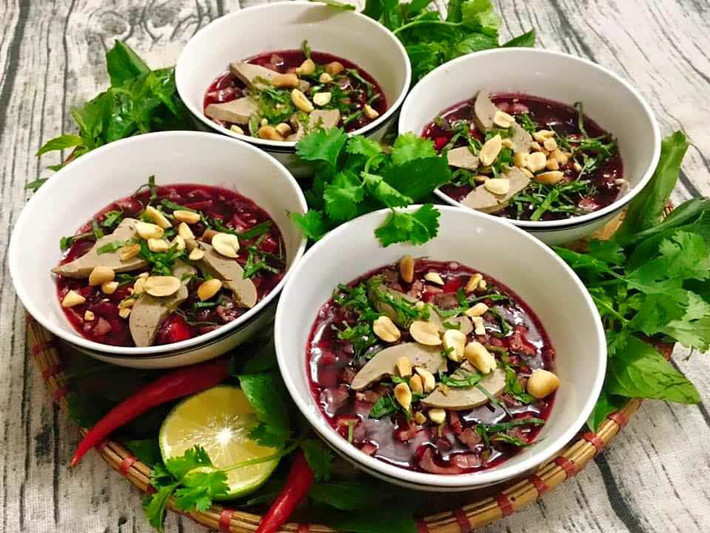 5. Tiết: Tiết canh lợn là món khoái khẩu của nhiều người. Vậy nhưng, đây lại là một trong những món ăn độc hại nhất, được khuyên không nên ăn. Ảnh minh họa.