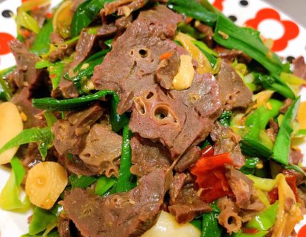 2. Phổi: Phổi là cơ quan lọc khí, trong khi đó, môi trường sống của lợn tương đối bẩn. Loài vật này còn có thói quen hít thở sát đất nên những bụi bẩn, ký sinh trùng, bệnh dịch sẽ lưu lại trong phổi lợn và rất khó để đào thải, thanh lọc. Ảnh: Sohu.