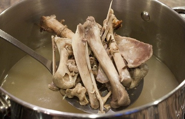 Thực tế, canh xương chứa lượng canxi rất thấp song lại chứa nhiều purin và chất béo hòa tan. Sử dụng liên tục khiến chỉ số axit uric tăng cao gây bệnh gút, tổn thương thận. Hấp thụ lượng lớn chất béo còn tăng tỷ lệ mắc gan nhiễm mỡ nguy hại.