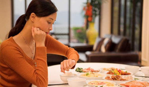 Không ăn sau bữa trưa: Một số người cho rằng nhịn sau bữa trưa là cách kiểm soát, không nạp quá nhiều calo vào cơ thể.