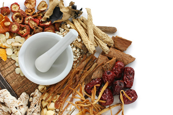 Trước khi sử dụng, cần có sự hướng dẫn của chuyên gia sức khỏe. Tùy vào thể trạng, chuyên gia sẽ quyết định sử dụng loại dược liệu, liều lượng phù hợp, tránh tiền mất tật mang.