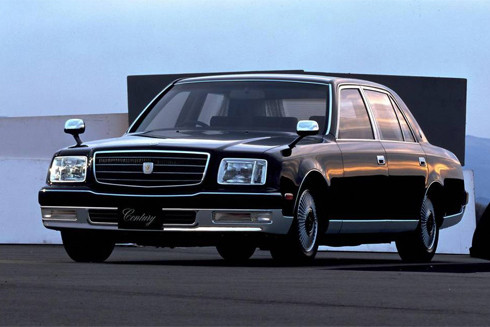 Mẫu xe đầu tiên nằm trong danh sách xe Limousine đắt nhất là Toyota Century Royal với giá bán 534.135 USD (tương đương 12,101 tỷ đồng). Ra mắt vào năm 1967, Century là mẫu xe sang trọng nhất của Toyota.