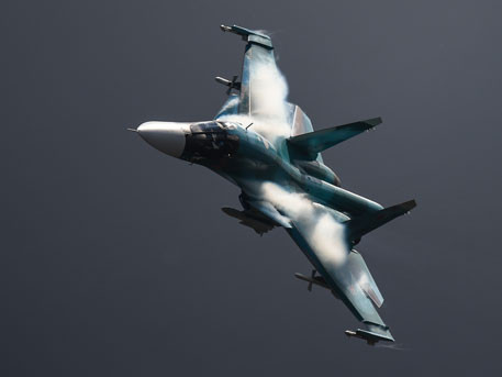 Đặc biệt, Su-34 có thể sử dụng để chế áp các hệ thống vô tuyến điện tử của hệ thống tên lửa phòng không đối phương, làm mù máy bay chỉ huy cảnh báo sớm tầm xa ( AWACS). Dưới vỏ bọc của Su-34, một nhóm máy bay có thể tàng hình biến mất khỏi radar của đối phương. Đồng thời tất cả các thiết bị cần thiết chỉ cần tích hợp trên một giá treo máy bay, những giá treo còn lại dùng để gắn các vũ khí tiêu chuẩn. Nguồn ảnh: Zvezda