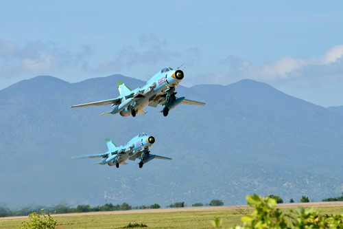 Những năm 1980, Việt Nam nhập khẩu máy bay cường kích Su-22 (phiên bản xuất khẩu của Su-17) nhằm xây dựng lực lượng tiêm kích - bom. Ảnh: QĐND