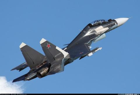 Động cơ kiểm soát vector lực đẩy 2 chiều AL-31FP kết hợp cùng cánh mũi giúp Su-30SM có khả năng siêu vận động, tạo ưu thế rất lớn trong không chiến quần vòng cự ly gần. Vận tốc tối đa của Su-30SM đạt 2.100 km/h, tầm bay 3.000 km Nguồn ảnh: bastion-karpenko.ru