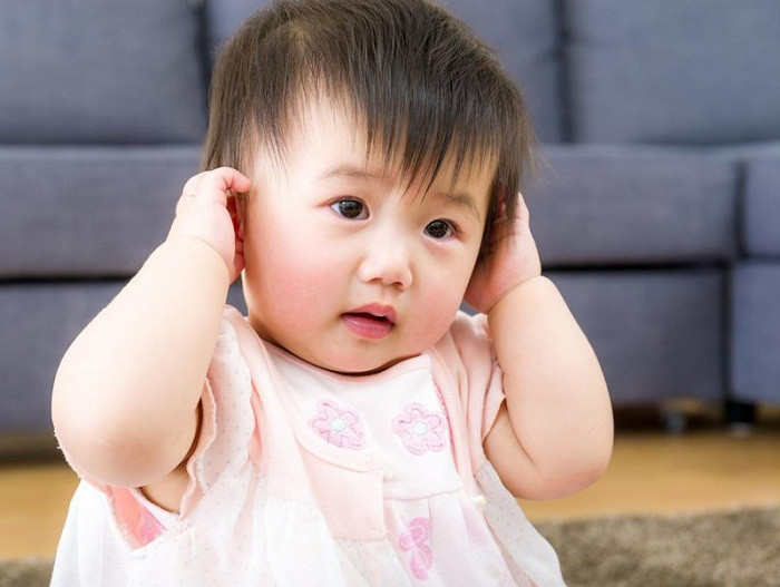 Bứt tai. Hành động bứt tai đôi khi là dấu hiệu bé bị nấm, viêm tai giữa hay thậm chí lọt dị vật vào tai.