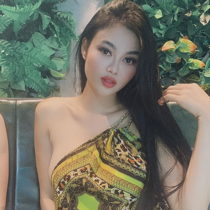 Julia Hồ (tên thật Hồ Thúy Anh) đăng quang Hoa hậu Việt Nam Hoàn cầu 2012. Sau khi giành được vương miện, loạt ảnh "chơi bời" trong quá khứ của cô xuất hiện tràn lan trên mạng khiến nhiều người chú ý. Biệt danh "Hot girl ăn chơi", "Hoa hậu ăn chơi" cũng xuất phát từ ồn ào này.