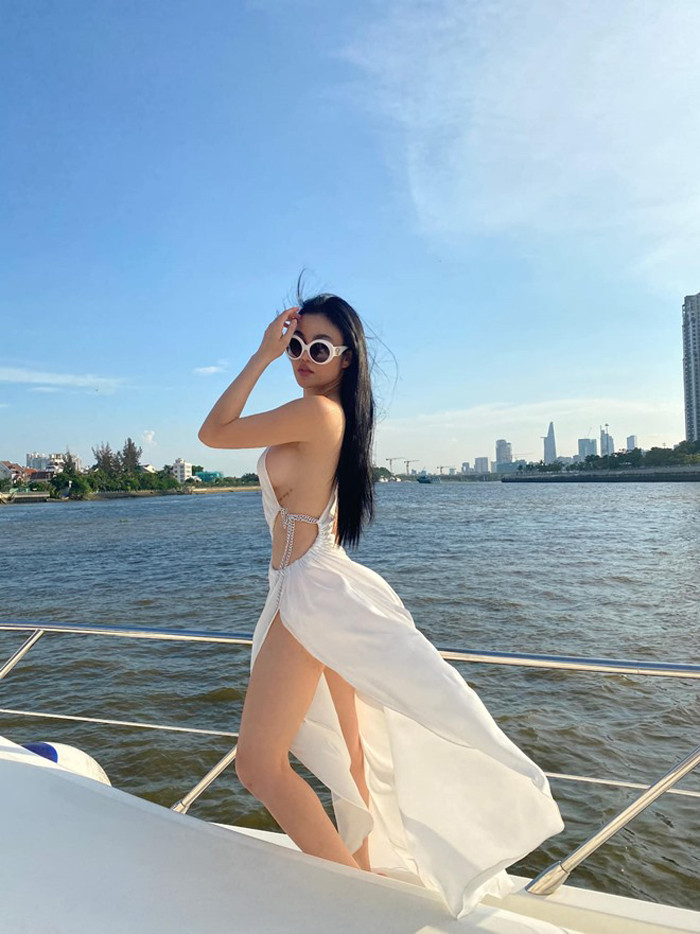 Ăn mặc táo bạo, không ít người quan tâm cho rằng Julia Hồ đang khoe thân quá đà. Ảnh: FBNV.