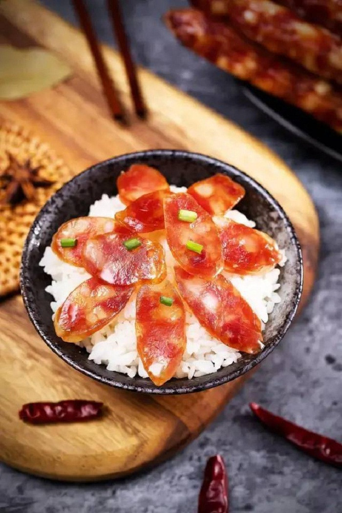 Thịt xông khói được làm từ nhiều nguyên liệu khác nhau như thịt lợn, bò, gia cầm và cá... Khi chế biến, thịt sẽ được rửa sạch, ướp gia vị, hấp qua rồi tiến hành xông khói.