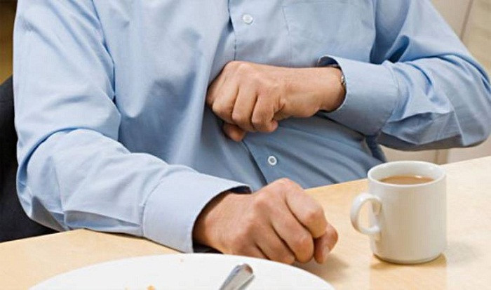 Dấu hiệu viêm teo niêm mạc dạ dày gồm chán ăn, buồn nôn, đau bụng âm ỉ, đầy bụng, ợ hơi...