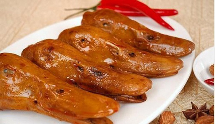 Đầu vịt. Giống như hai nguyên liệu trên, việc rửa từng đầu vịt một cho lượng lớn thực khách thực sự mất thời gian và điều này thì khá khó khăn với các nhà hàng.