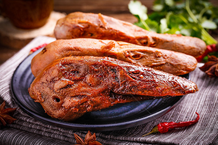 Không chỉ vậy, đầu vịt chứa nhiều kim loại nặng. Ngoài cảm giác ngon miệng, đầu vịt không được khuyến khích ăn nhiều.