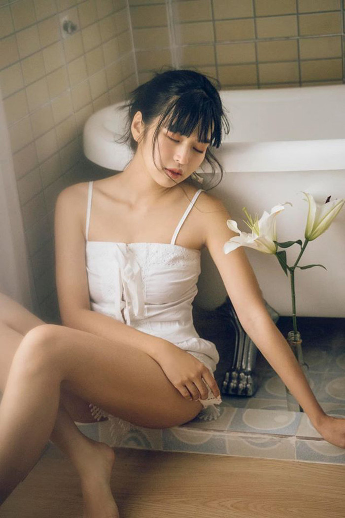 Những set áo hai dây thi thoảng được cô chọn mặc cùng cách tạo dáng tiết chế.