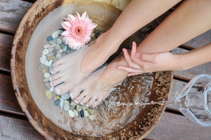Đặc biệt, bệnh nhân tiểu đường , phụ nữ có thai và người huyết áp cao không tự ý ngâm chân. Nếu muốn, phải tham khảo ý kiến bác sĩ để đề phòng biến chứng không có lợi. Ảnh: Internet.