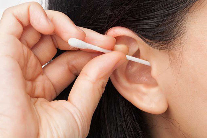 Thứ nhất, dùng khăn ướt làm sạch ráy tai. Thực tế, ráy tai được xem là lớp bảo vệ tự nhiên. Ngoáy chúng thường xuyên vô tình làm mất đi hàng rào bảo vệ, khiến tai dễ bị viêm nhiễm.