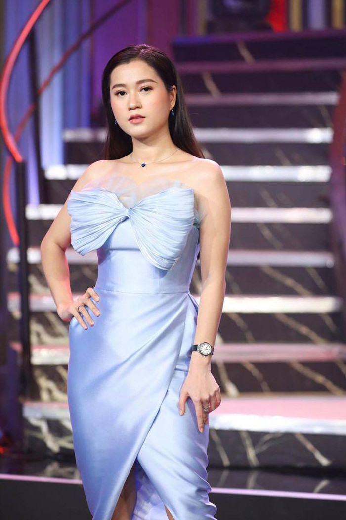 Theo đuổi phong cách quý phái, đôi lúc Lâm Vỹ Dạ làm mới với đầm sexy có những khoảng hở vừa phải.