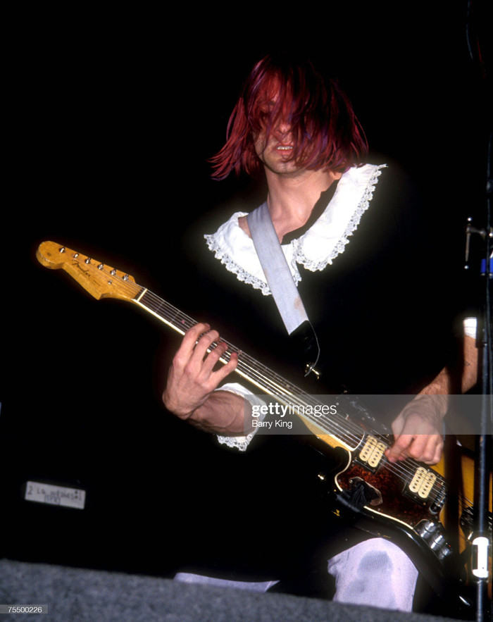 Kurt Cobain là người ủng hộ nữ quyền. Đôi khi, anh biểu diễn trong trang phục nữ giới để thể hiện tiếng nói của mình. Sao Ngoại này cũng từng mặc váy trên bìa Tạp chí Face.