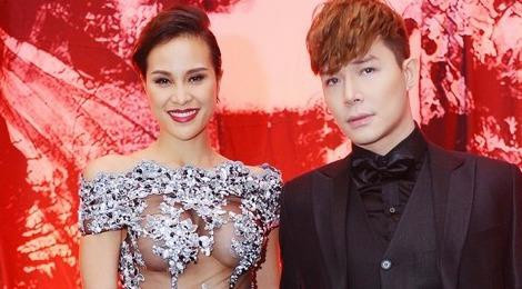 Hình ảnh "nóng mắt" của nữ MC từng bị dư luận phản ứng vì bị cho là khoe thân quá đà. Đại diện Cục trưởng Cục Nghệ thuật Biểu diễn cũng lên tiếng yêu cầu xử phạt vì lỗi ăn mặc này.