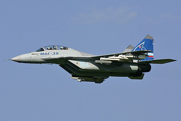 Và không chỉ có Sukhoi, để tồn tại, Công ty chế tạo máy bay MiG nổi danh dưới thời Liên Xô đã trực tiếp đổi MiG-29M thành MiG-33, nhưng vẫn không ai mua và sau đó đổi nó thành MiG-35. Tạo cho cảm giác MiG vẫn đang trên đà phát triển, mặc dù nó gần như bị tê liệt. Ảnh: Chiến đấu cơ MiG-35 thực chất vẫn là MiG-29 - Nguồn: Avia-pro