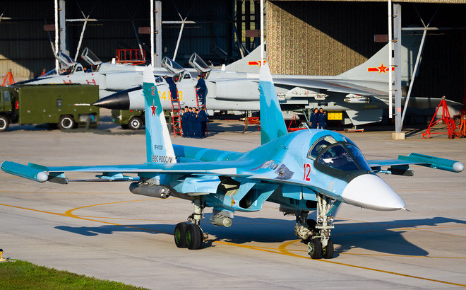 Từ ý tưởng của máy bay chiến đấu F-15E, do đó phiên bản Su-27IB dưới thời Liên Xô đã được sửa đổi thành phiên bản Su-34 và việc này cũng phá vỡ quy luật đánh số series từ thời Liên Xô. Ảnh: Phiên bản tiến công mặt đất Su-34 (tên dưới thời Liên Xô là Su-27IB) - Nguồn: Avia-pro.