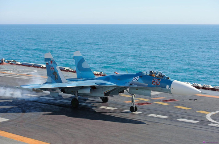 Số series ban đầu của tiêm kích hạm hoạt động trên tàu sân bay Su-33 hiện nay là Su-27K; số series của phiên bản tiến công mặt đất Su-34 hiện nay, ban đầu được đặt tên là Su-27IB; trong khi phiên bản Su-35 cải tiến quy mô lớn ban đầu được dự kiến là Su-27M. Ảnh: Tiêm kích hạm Su-27K, sau khi Liên Xô tan rã được đổi tên thành Su-33 - Nguồn: Wikipedia