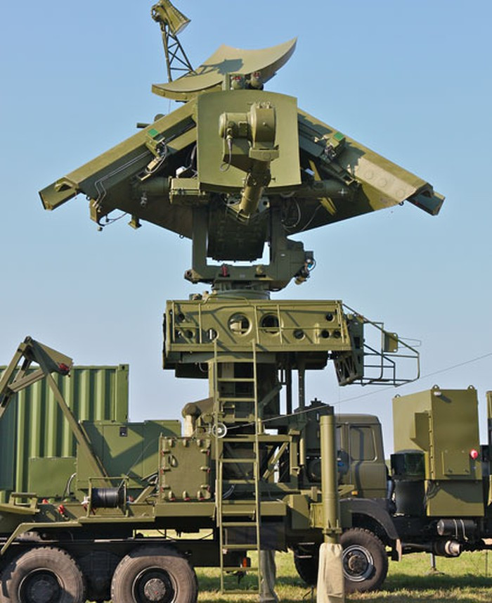 Ngoài ra hệ thống radar tìm kiếm mục tiêu và dẫn đường cũng có thể bị lỗi, khiến tên lửa S-125 bị “mù”. Baranets tin rằng, Ukraine đang cố gắng “hồi sinh” những hệ thống phòng không, di sản một thời của Liên Xô mà Ukraine chưa kịp bán sau khi Liên Xô tan rã. Ảnh: Radar bám mục tiêu SNR-125 "Low Blow" của hệ thống S-125 - Nguồn: Wikipedia.