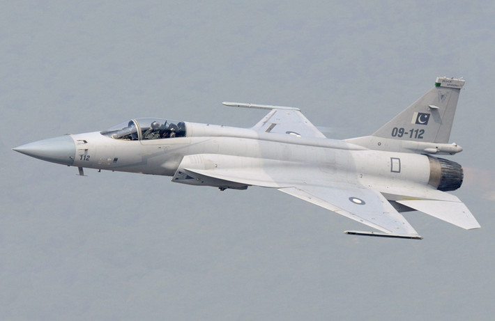 Máy bay chiến đấu FC-1 (Pakistan gọi là JF-17), là sản phẩm hợp tác giữa Trung Quốc và Pakistan; được thiết kế như một máy bay chiến đấu có chi phí thấp mà vẫn có thể đáp ứng được các yêu cầu tác chiến hiện đại. Ảnh: Máy bay FC-1 Kiêu Long - Nguồn: Wikipedia.