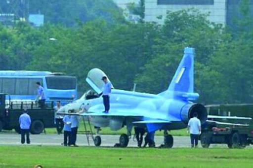 Myanmar mua FC-1 với giá chỉ 16 triệu USD một chiếc. Có lẽ giá rẻ là nguyên nhân thúc đẩy Myanmar mua loại chiến đấu cơ này, chứ không phải vì tính năng chiến đấu của máy bay FC-1. Ảnh: Máy bay FC-1 của Myanmar - Nguồn: Wikipedia.