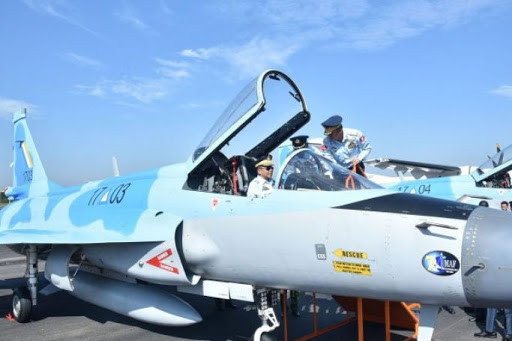Một lý do nữa cũng rất quan trọng đó là nguồn gốc các trang thiết bị trên FC-1 từ nhiều nguồn khác nhau, đây thực sự là cơn ác mộng khi phải tiến hành hoạt động bảo dưỡng, sửa chữa, đảm bảo kỹ thuật duy trì chiến đấu; đặc biệt khi những quốc gia sử dụng lại có nguồn kinh phí hạn chế. Ảnh: Máy bay FC-1 của Myanmar - Nguồn: Wikipedia.