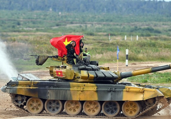 Kết thúc cả ba vòng thi, kíp lái xe tăng Việt Nam chỉ mất tổng cộng 28 phút 20 giây, không phải chạy bất cứ vòng phạt nào và là đội có thành tích tốt nhất toàn bảng 2, vận tốc tối đa khi chạy bứt tốc đạt 72km/h, vượt xe tính năng của xe tăng T-72B3. Ảnh: Kíp lái Việt Nam ăn mừng chiến thắng đầu tiên ngay tại thao trường Alabino - Nguồn: QĐND.