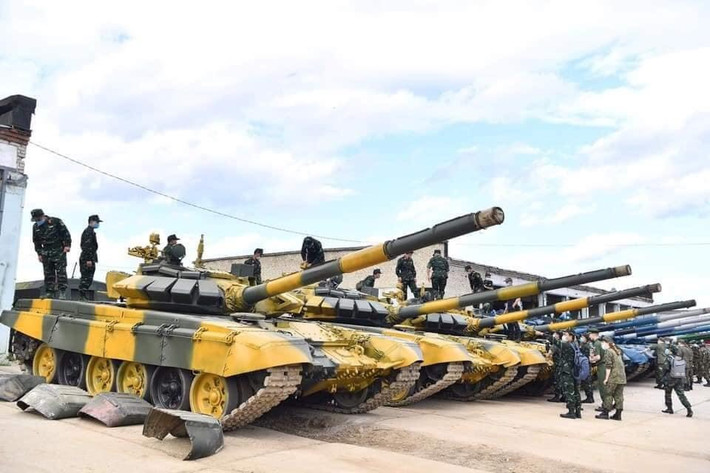 Ngày 18/8 vừa qua, Đội tuyển xe tăng Việt Nam tham dự Hội thao Quân sự Quốc tế Army Games 2020 tại Nga đã chính thức tiếp nhận khí tài đó là các xe tăng T-72B3 do nước chủ nhà cung cấp nhằm chuẩn bị cho nội dung thi Tank Biathlon sẽ diễn ra vào đúng một tuần nữa. Ảnh: Đội tuyển xe tăng Việt Nam tiếp nhận khí tài - Nguồn: Trọng Hải
