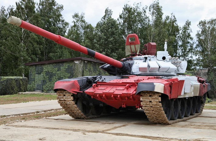 Đặc biệt, Đội tuyển xe tăng Nga tham dự Army Games 2020 lần này sử dụng xe tăng T-72B3M (hay còn gọi là T-72B4), là phiên bản nâng cấp từ T-72B3. Xe sử dụng hệ thống động cơ mới tăng công suất đáng kể so với T-72B3 tiêu chuẩn (V-84MS 840 mã lực trên T-72B3 thông thường và V-92S2F 1130 mã lực). Cùng với đó là trang bị thêm hệ thống camera quan sát toàn cảnh và tấm giáp bảo vệ kính ngắm Sosna-U có thể đóng mở từ trong xe. Ảnh: T-72B3M của Đội tuyển xe tăng Nga tại Tank Biathlon năm 2014.
