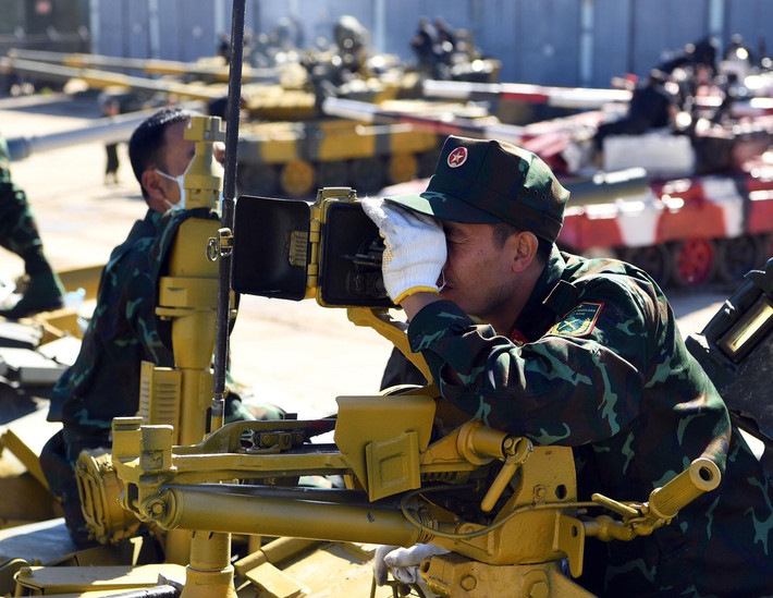 Xe tăng T-72B3 là phiên bản nâng cấp toàn diện từ T-72B với việc bổ sung thêm lớp giáp phản ứng nổ Kontak-5 tương đồng như T-90. Bổ sung kính ngắm ảnh nhiệt Sosna-U, hệ thống kiểm soát hỏa lực và máy tính đường đạn mới cho phép xe có thể thực hiện tác xạ mục tiêu chính xác hơn đáng kể. Cả T-72B3 và T-90 cùng dùng loại pháo nòng trơn 125mm 2A46M có thể bắn tên lửa chống tăng qua nòng. Cùng hộp số sàn với kíp lái 3 người, loại bỏ vị trí nạp đạn bởi hệ thống nạp đạn tự động. Ảnh: Chỉ huy kíp lái hiệu chỉnh kính ngắm súng máy phòng không 12.7mm - Nguồn: Trọng Hải